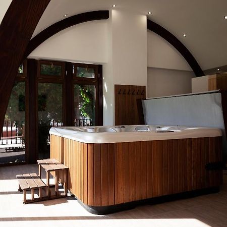 Hvt Comfort Apartments Mezokovesd ภายนอก รูปภาพ
